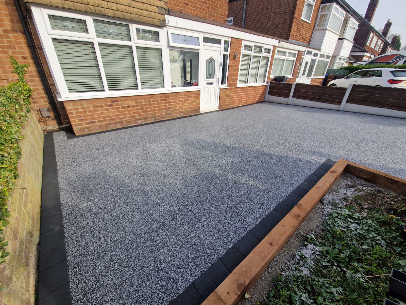 Resin driveway in Manchester with contrasting block paved edging