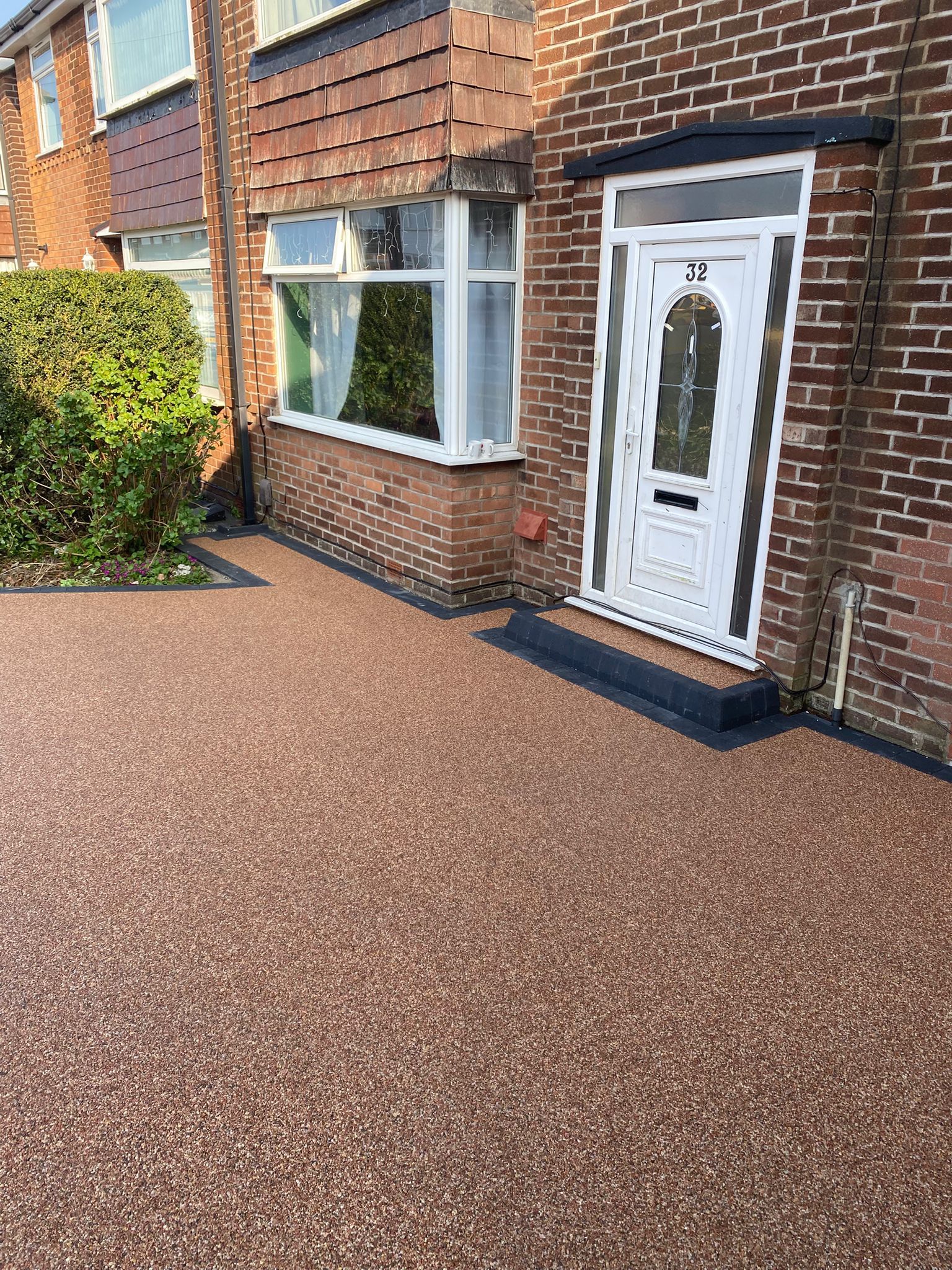 Completed resin driveway with neat block paved border